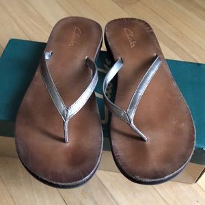 Clark’s women’s flip flops silver spa size 9